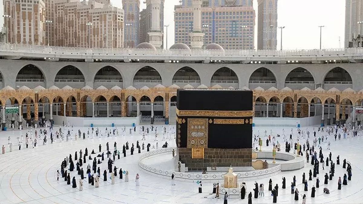 Foot Cases Soar In The Holy Land, Usually As A Result Of Indonesian Hajj Pilgrims Leaving The Mosque Without Sandals