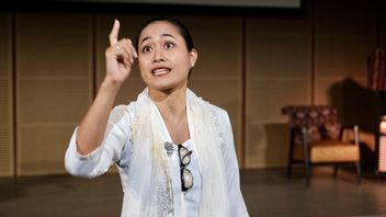 世代を超えた女性のダイナミクスは、1人のパフォーマンス、井戸の台所で記録されています