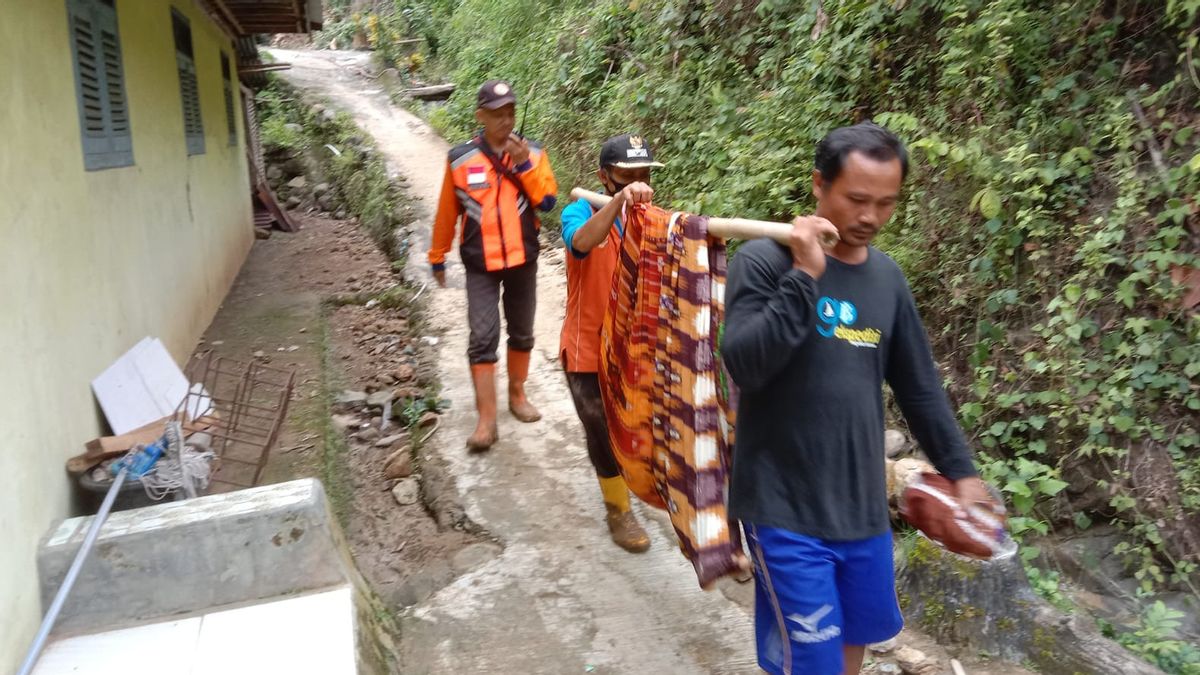 Pakai Tandu Darurat dari Sarung, Korban Tanah Longsor yang Sakit Stroke di Cilacap Dievakuasi ke Pengungsian