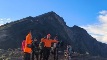 外国人登山者在龙目岛林贾尼山滑倒
