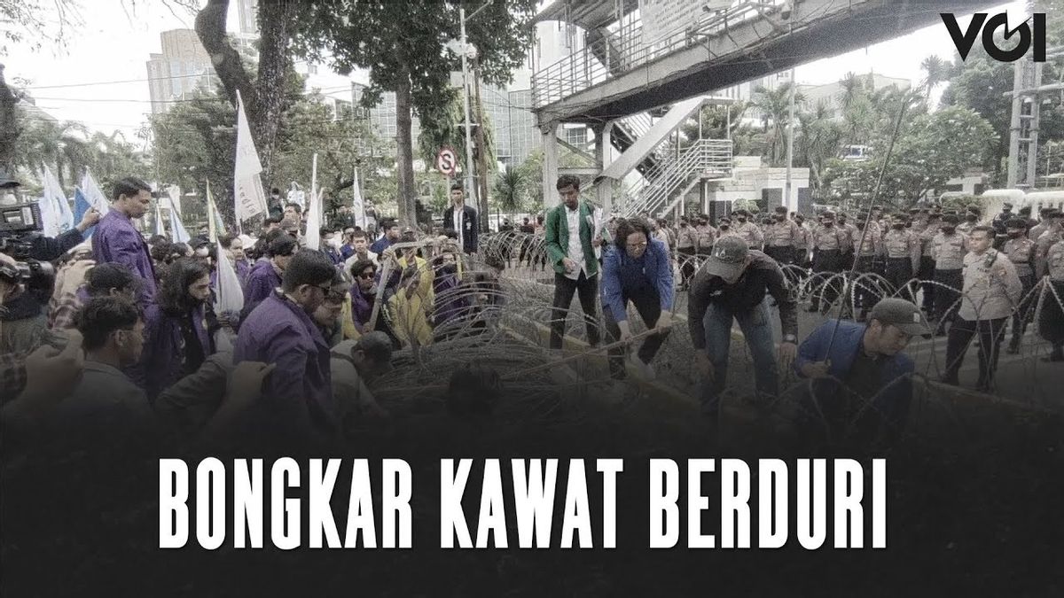 VIDEO: Tolak Kenaikan BBM, Mahasiswa Bongkar Kawat Berduri