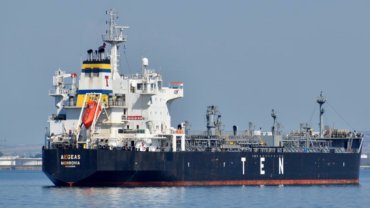 Two Russian Tanker Ships Hit By Storm Spilled Oil In The Kerch Strait