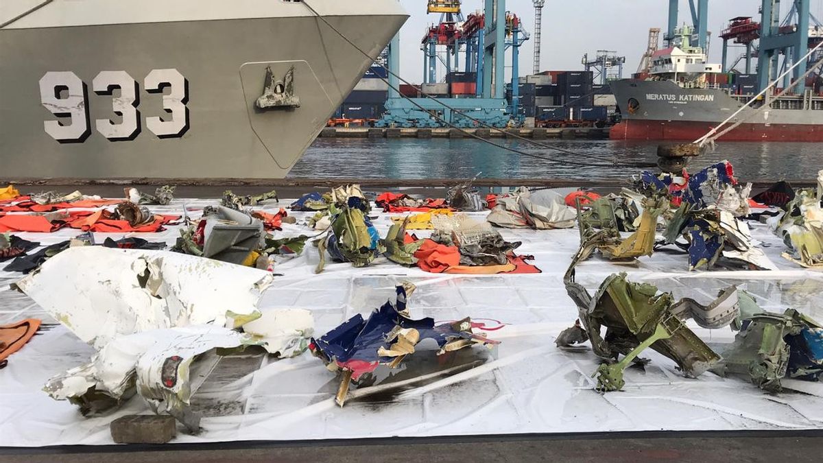 明天，斯里维贾亚航空公司SJ-182遇难者家属在澜沧江岛周围播种鲜花