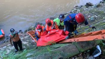 الرجل الذي كان يعتقد أنه مفقود بعد تسلق شجرة جوز الهند، تبين أنه سقط في نهر ووجد ميتا