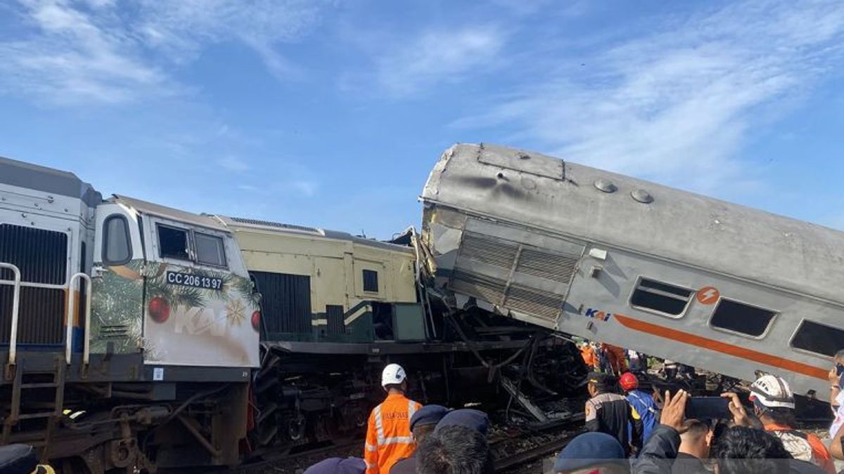 Iron Blocks Evacuation Of 2 Victims Trapped In Turangga-KA Bandung Raya Train Collision, Behind Carriage Will Be Withdrawn