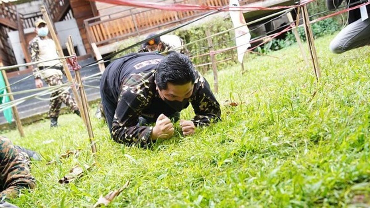 After Being 'tortured' By Squatting, Crawling Like A Trained Soldier, Erick Thohir Becomes A Prayer Priest At Banser Education And Training Center