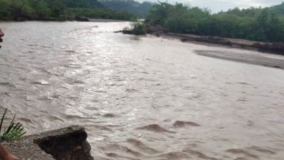 The Kapsali Bridge, Kupang Regency, Was Cut Off By The Floods