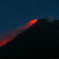 Gunung Merapi Hari Ini: Luncurkan Lava Pijar Sejauh Dua Kilometer ke Barat Daya