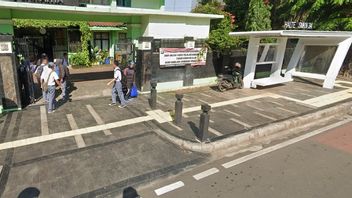 不是个妓，在雅加达市中心公共汽车站做的女人领到 2 . 2 万印尼盾