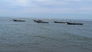 Nelayan dan Kapal-kapal Tongkang yang Ada di Bengkulu, Jangan Dulu Melaut karena Cuaca Buruk