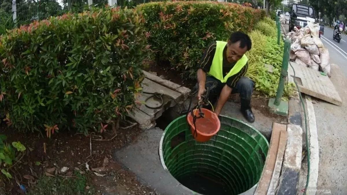 おっと！ギリングガネーシャの男性は、アニーズバスウェダン集水域井戸アダポシコンセプト浄化槽の住民を評価する