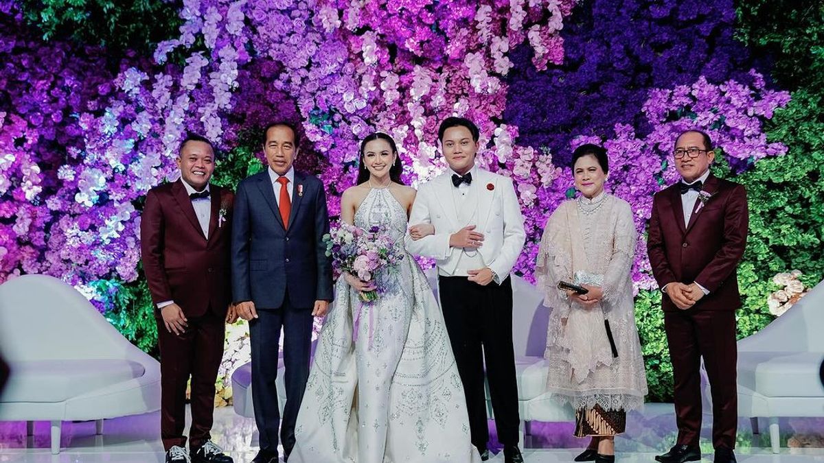 جوكوي يحضر حفل زفاف ماهاليني-رزقي فيبيان، مستخدمو الإنترنت يشككون في محتويات المنصة