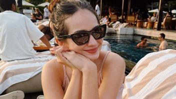 Santai Tapi Stylish, Intip Potret OOTD Enzy Storia Liburan di Bali