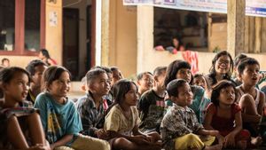 Viral Gaji Guru di Ende Rp250 Ribu, Ketika Pengabdian Tembus Hutan Dibayar 'Seadanya'