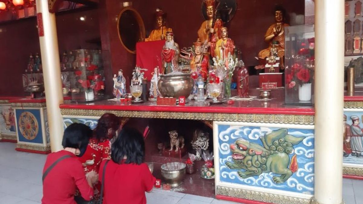 佛法拉姆西寺的中国新年崇拜轮流举行，有时间限制和健康协议