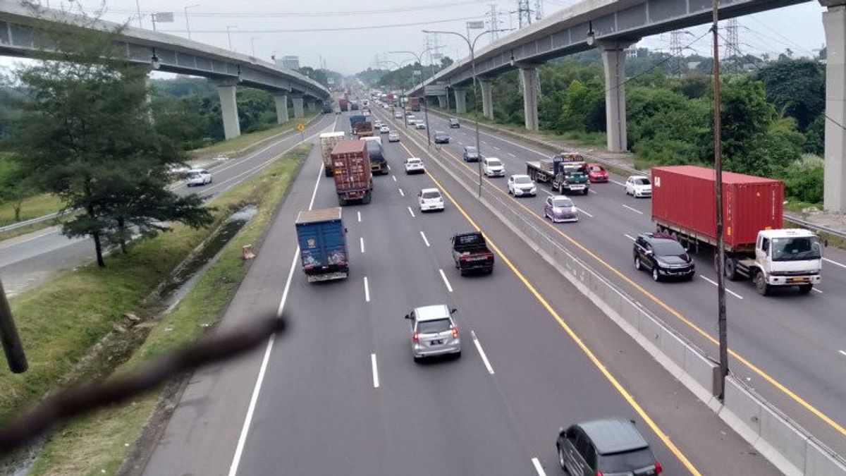 A Day After The One Way Scheme Was Revoked, Traffic Flow From Kalikangkung To Cikampek Toll Road Was Busy