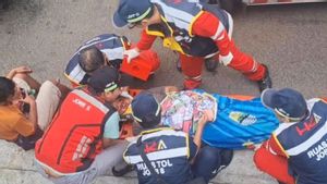 Penumpang Wanita Terjepit Kabin Minibus Usai Tabrak Truk di Tol JORR