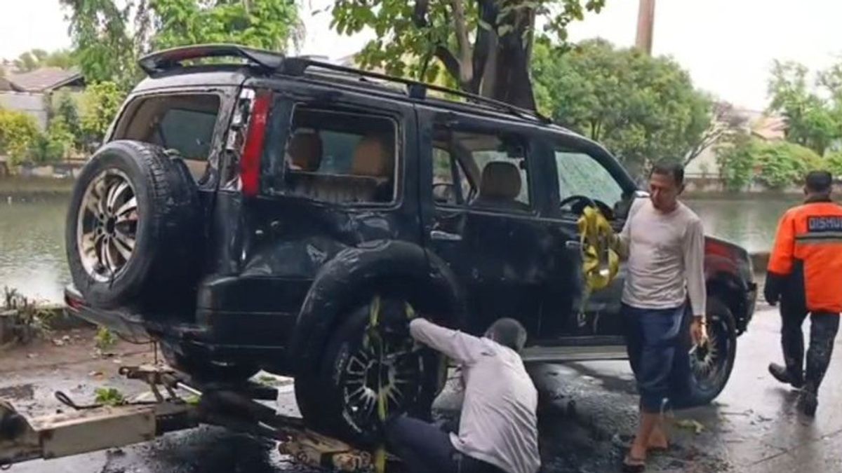 Hindari Pemotor, Mobil Ford Terperosok ke Dalam Sungai di Daan Mogot 
