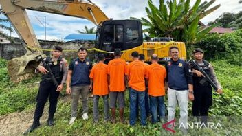 警方在Nagan Raya Aceh,Excavor Disita逮捕了5名非法金矿工人