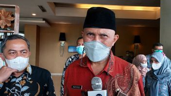 محافظ سومطرة الغربية يطلب من مدير الجذب السياحي ضمان النظافة