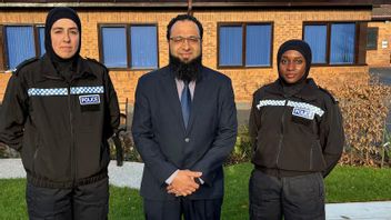 Kepolisian Inggris Perkenalkan Hijab dengan Pelepasan Magnetik untuk Melindungi Petugas