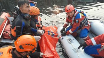 Pria Bernama Gatot Ditemukan Tewas Usai Tercebur dari Perahu Getek di Kali Cakung