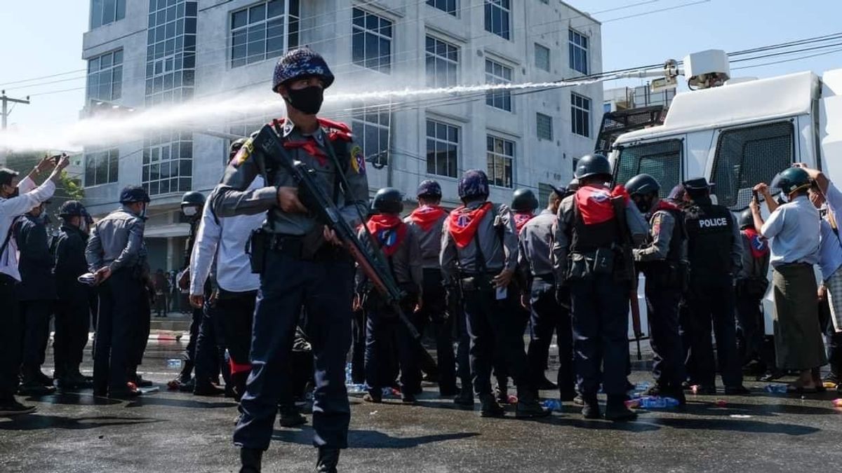 缅甸军政府命令警察用机枪杀死反政变抗议者