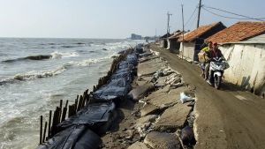 Salurkan Bantuan Karung untuk Tanggul Darurat, BPBD Data Korban Abrasi di Mataram NTB