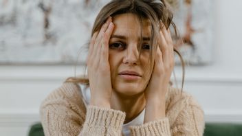 7 Tanda Pengabaian Emosional di Masa Kecil yang Masih Terbawa Hingga Usia Dewasa