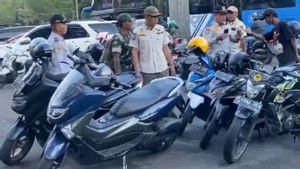 Ganggu Arus Lalu Lintas, Petugas Gabungan Tertibkan Parkir Liar di Cawang