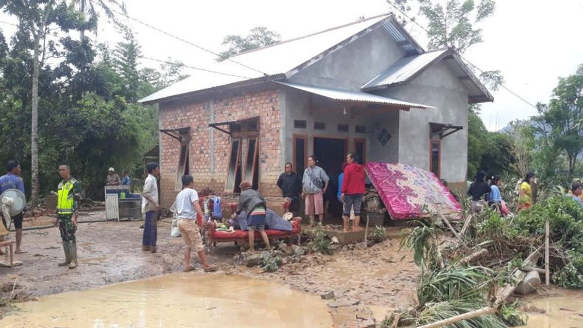 拉哈特北苏门答腊的山洪暴发,BPBD组建团队和建造疏散站