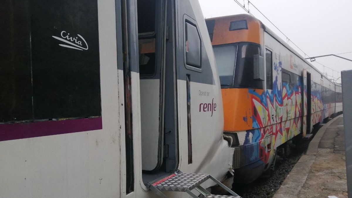 تحطم قطار مليء بالركاب في المحطة الإسبانية وإصابة 155 شخصا