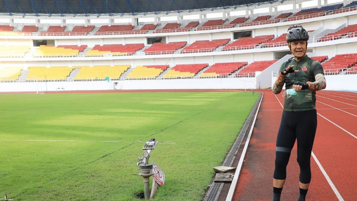 Ganjar Pranowo Smiles When He Enters The Semarang Jatidiri Stadium
