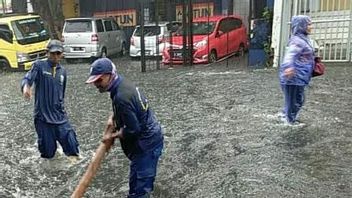 Hujannya Sebentar, Jalan Percetakan Negara Banjir, Petugas Sebut Saluran Air Dipenuhi Sampah dan Kabel