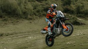 KTM Luncurkan 890 Adventure R Rally Edisi Terbatas 2026, Terinspirasi Kesuksesan Dakar