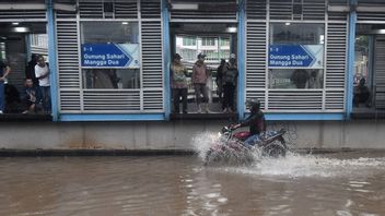 Jumat Pagi Banjir Kepung Jakarta, Transjakarta Ubah Rute dan Hentikan Layanan