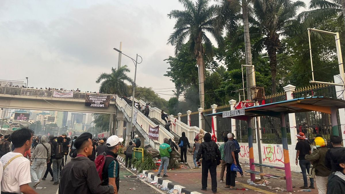 Suasana Depan Gedung DPR RI Memanas, Polisi Lempar Batu dan Tembakan Gas Air Mata