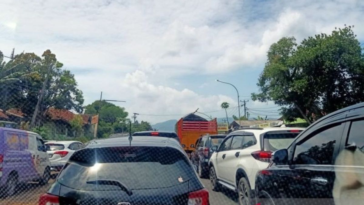 سائق سيارة محاصر لمدة 6 ساعات على خط باندونغ-سيانجور بسبب الازدحام المروري