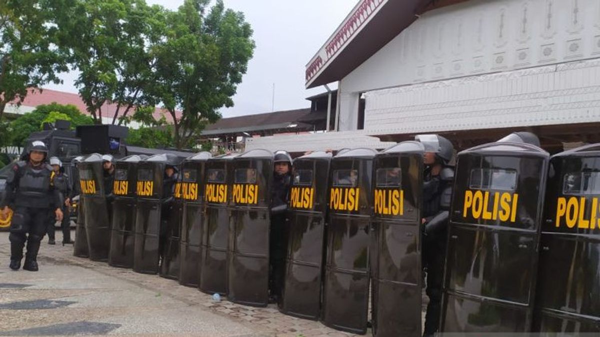 5 Policemen Are Injured When Securing An Action In Aceh House Of Representatives