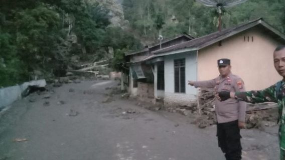 فيضان باندانغ سيمالونجون سوموت ، BPBD: نهيل ضحايا الأرواح ، منزل متضرر يحمله تدفق بحيرة توبا