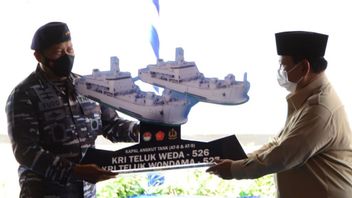 プラボボ・スビアント国防相、インドネシア海軍に国産戦車輸送船2隻を手渡す