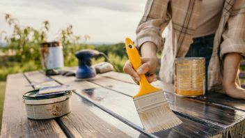 Essayable, 3 méthodes pour éliminer les nids de Gosong sur les meubles en bois