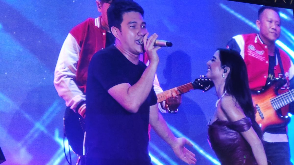 Aldi Taher Looks 'Lamping' One Again With Dewi Perssik