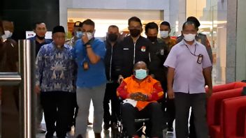 Although Lukas Enembe Uses An Automated ROding Seat, The KPK Iba, His Hands Were Handcuffed And Brought To The Guntur Detention Center