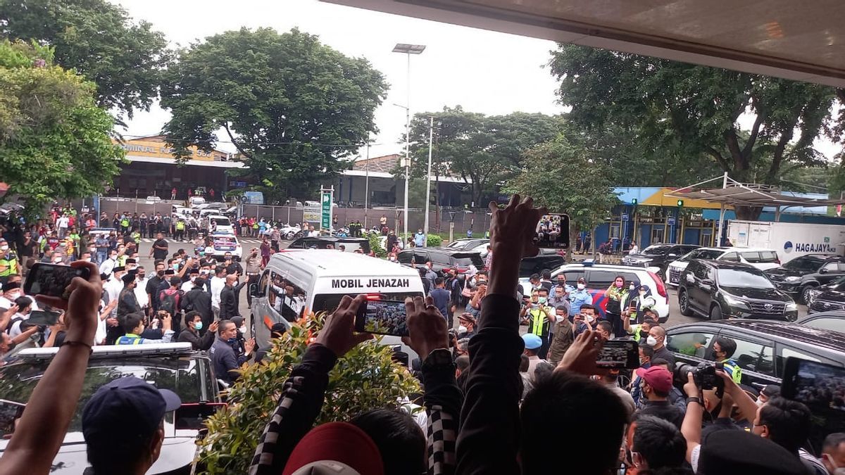 西爪哇Dishub投放数十名人员，解释埃里尔尸体抵达前的交通拥堵情况
