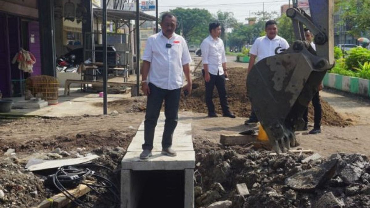 During Inspection, Surabaya Deputy Mayor Finds Culverts Not According To Specifications