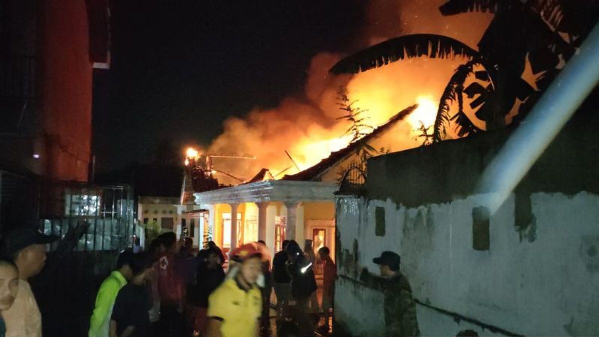 Fire Hits Densely Populated Area On Jalan Ogan Palembang