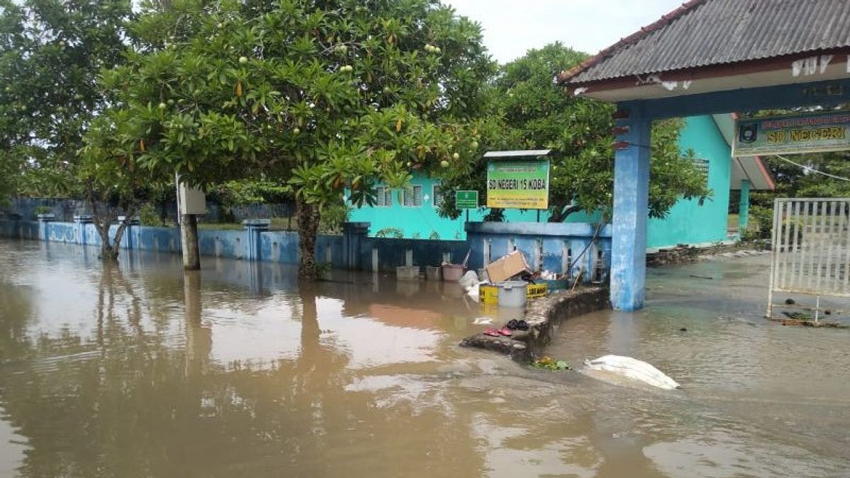 洪水は中央バンカの集落と学校を浸します