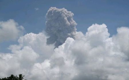 Gunung Ibu di Halbar Erupsi, Lontarkan Abu Vulkanik 1,5 Km