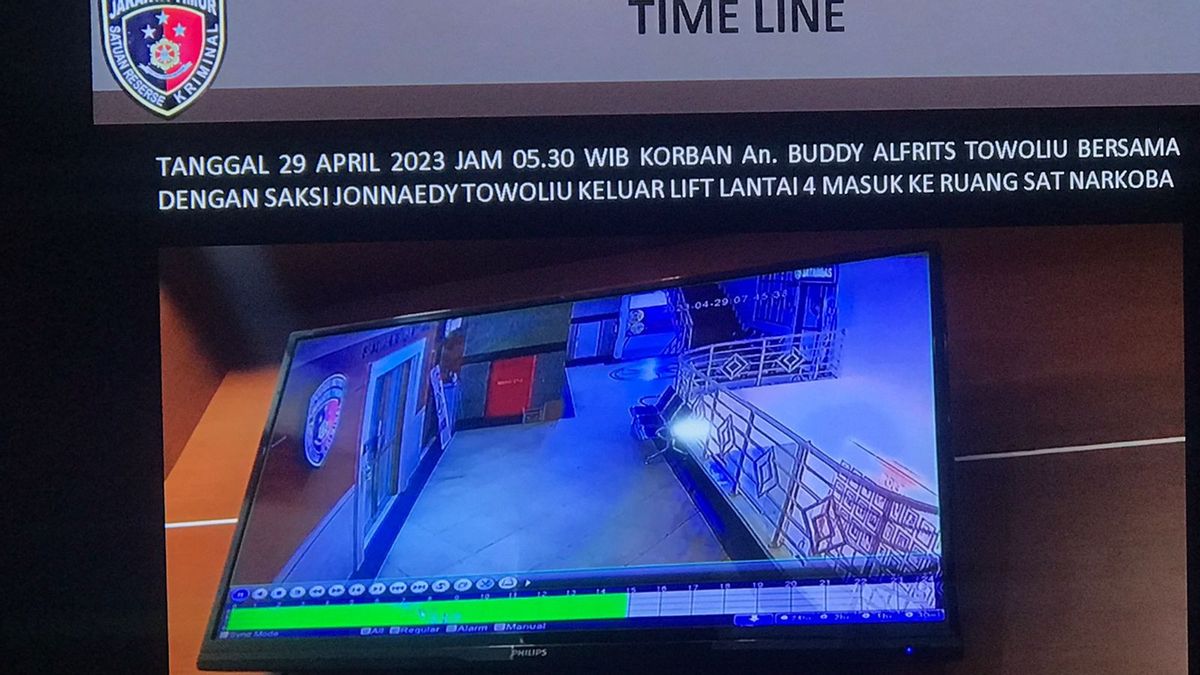 Detik-Detik AKBP Buddy Alfrits Tertabrak Kereta, Keluar dari Polres Jaktim Kantor Hingga Stasiun Jatinegara   